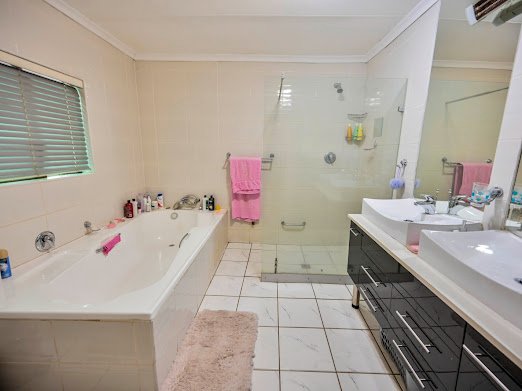 5 Bedroom Property for Sale in Langenhovenpark Free State